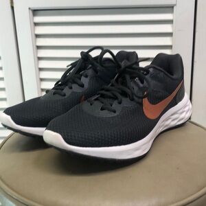 Nike Revolution 6 Women’s Running Shoes Dark Gray Metallic Copper 8.5